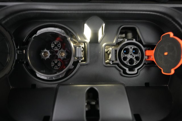 2025 Nissan LEAF — photo 8 of 20