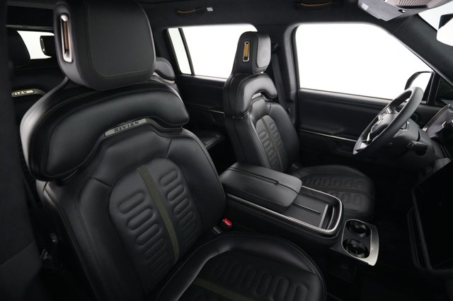2025 Rivian R1S — photo 18 of 23