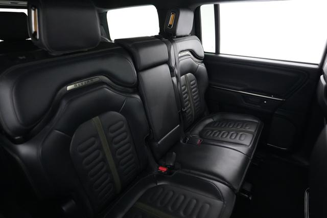 2025 Rivian R1S — photo 4 of 23