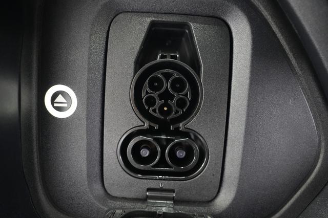 2025 Rivian R1S — photo 8 of 23