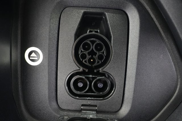 2025 Rivian R1S — photo 8 of 23