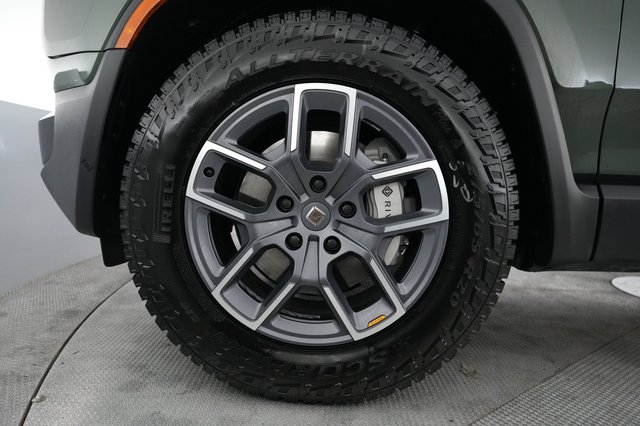 2025 Rivian R1S — photo 15 of 23