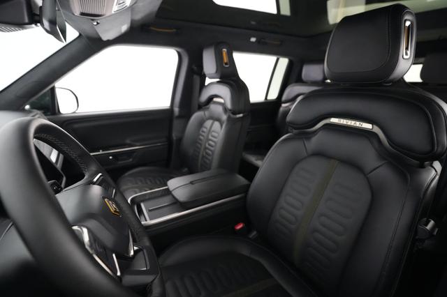 2025 Rivian R1S — photo 3 of 23