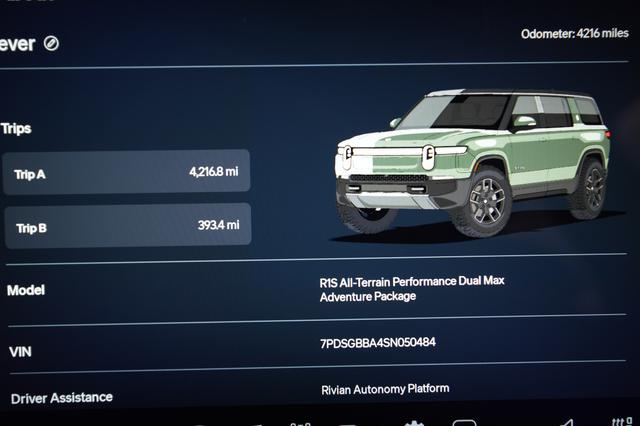 2025 Rivian R1S — photo 5 of 23