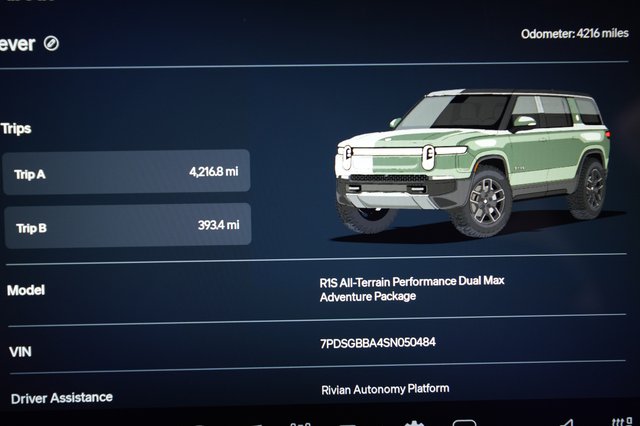 2025 Rivian R1S — photo 5 of 23
