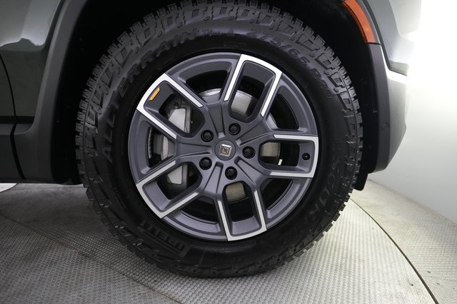 2025 Rivian R1S — photo 16 of 23