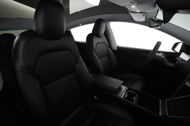 2026 Tesla Model Y — photo 18 of 21
