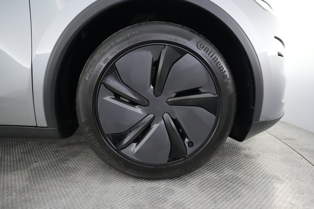 2026 Tesla Model Y — photo 16 of 21