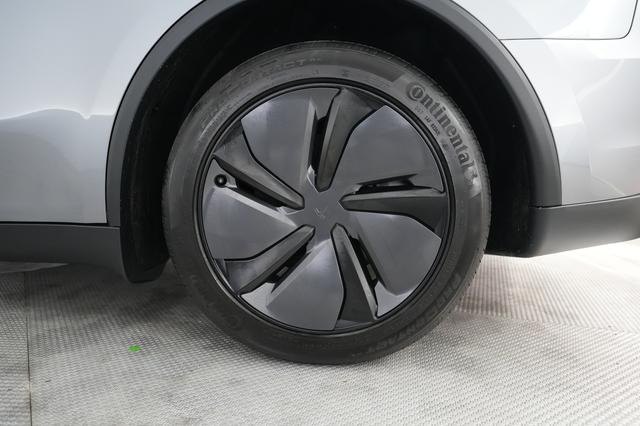 2026 Tesla Model Y — photo 7 of 21