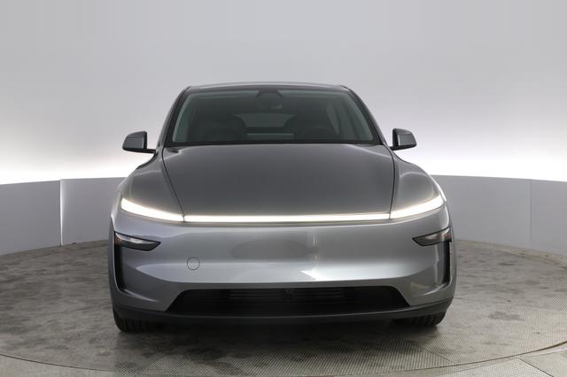 2026 Tesla Model Y — photo 9 of 21