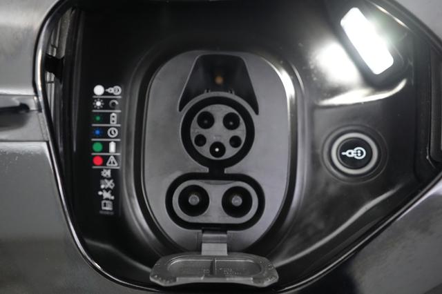 2023 Porsche Taycan — photo 8 of 22