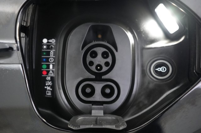 2023 Porsche Taycan — photo 8 of 22