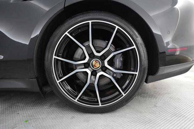 2023 Porsche Taycan — photo 7 of 22