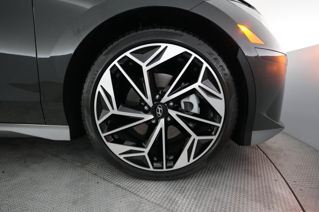 2023 Hyundai IONIQ 6 — photo 16 of 21