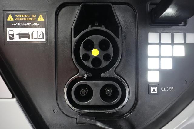 2023 Hyundai IONIQ 5 — photo 8 of 24