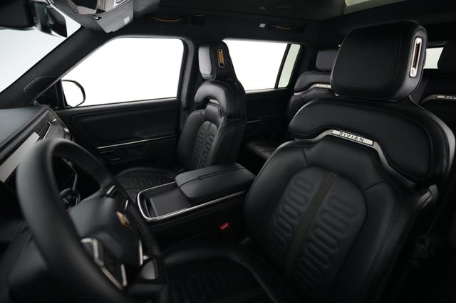 2024 Rivian R1S — photo 3 of 23
