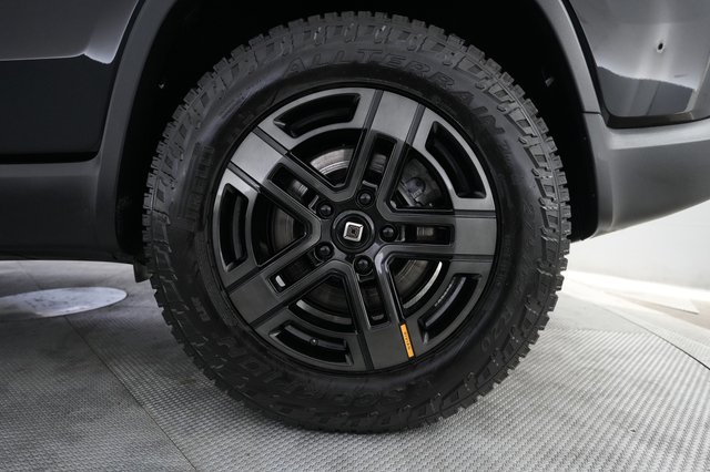 2024 Rivian R1S — photo 7 of 23
