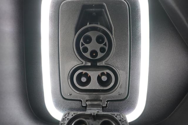 2024 Rivian R1S — photo 8 of 23