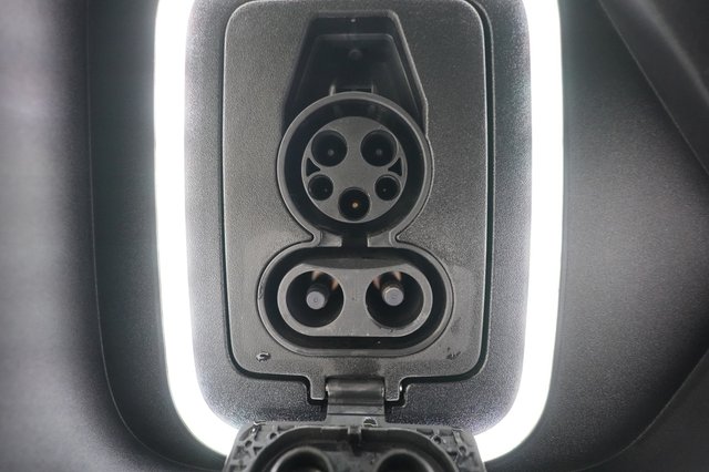 2024 Rivian R1S — photo 8 of 23