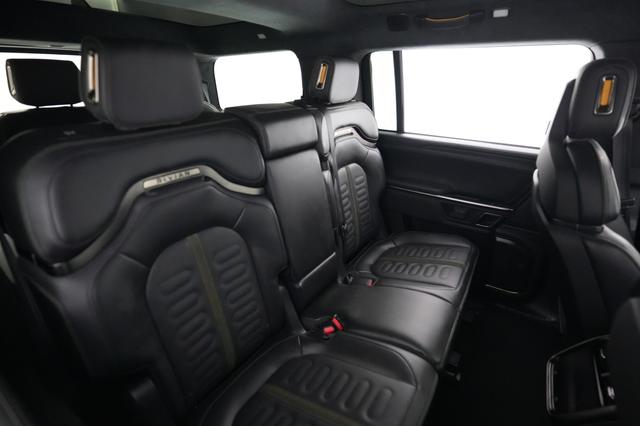 2024 Rivian R1S — photo 4 of 23