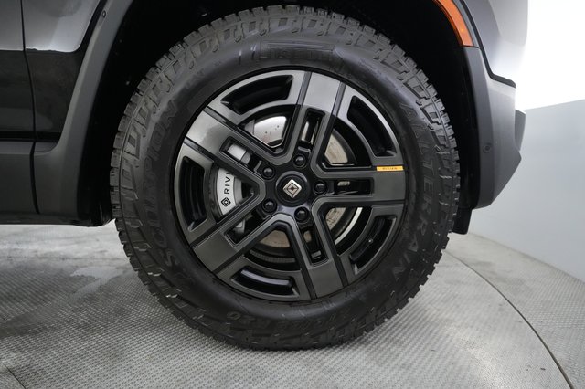 2024 Rivian R1S — photo 17 of 23
