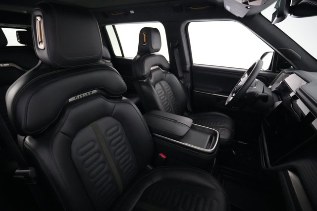 2024 Rivian R1S — photo 18 of 23