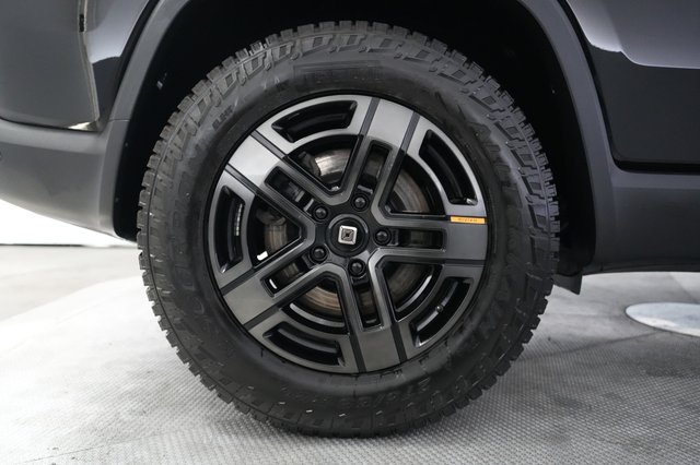 2024 Rivian R1S — photo 15 of 23