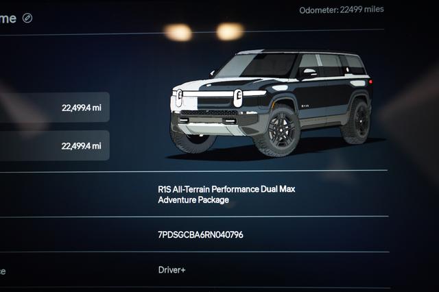2024 Rivian R1S — photo 5 of 23