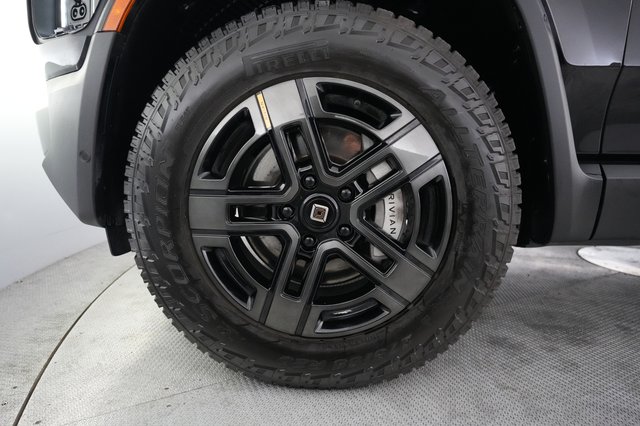 2024 Rivian R1S — photo 16 of 23