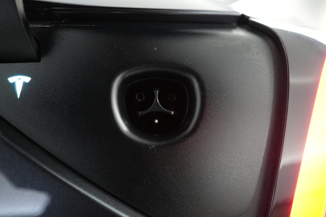 2025 Tesla Model 3 — photo 8 of 21