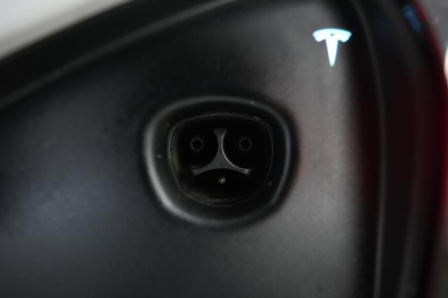 2022 Tesla Model S — photo 8 of 24