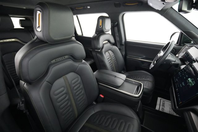 2023 Rivian R1S — photo 18 of 23
