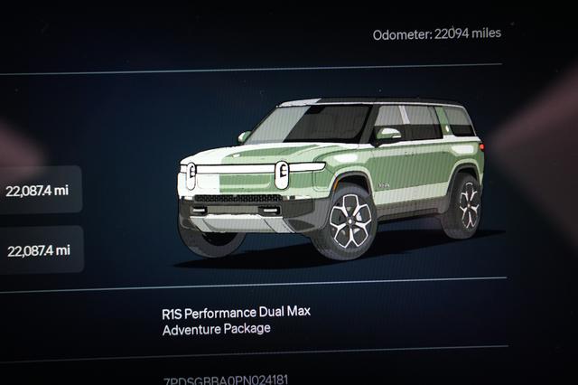 2023 Rivian R1S — photo 5 of 23