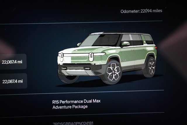 2023 Rivian R1S — photo 5 of 23