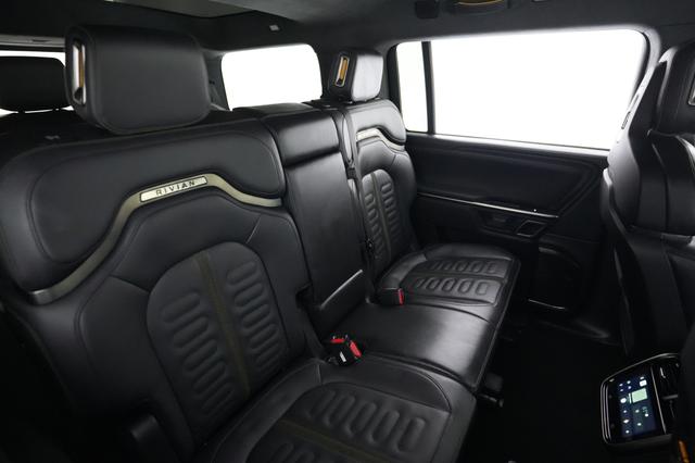 2023 Rivian R1S — photo 4 of 23