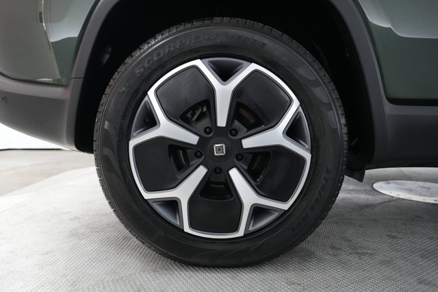 2023 Rivian R1S — photo 17 of 23