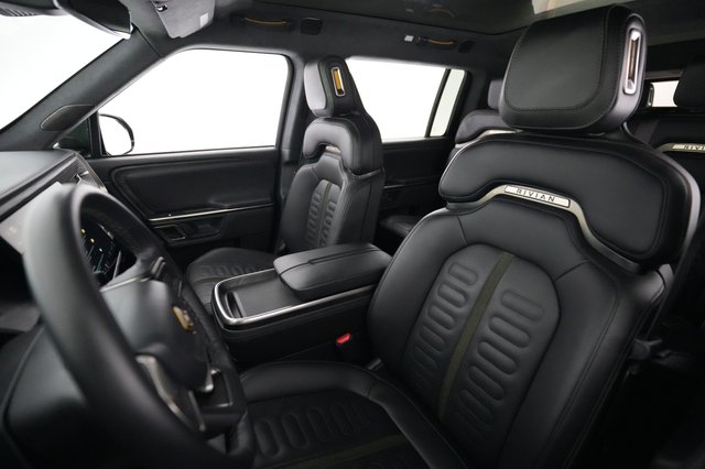 2023 Rivian R1S — photo 3 of 23