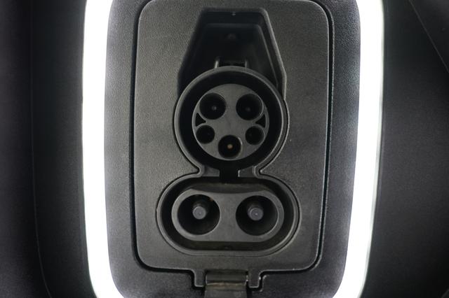 2023 Rivian R1S — photo 8 of 23