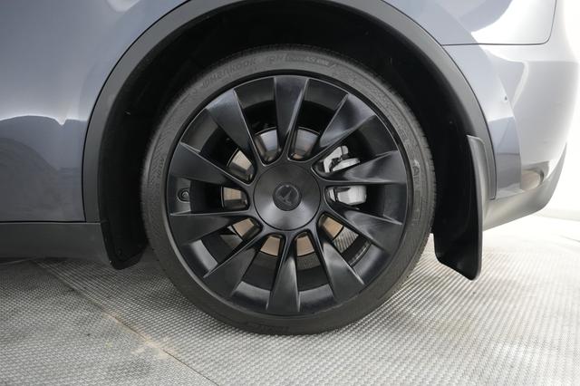 2023 Tesla Model Y — photo 7 of 24