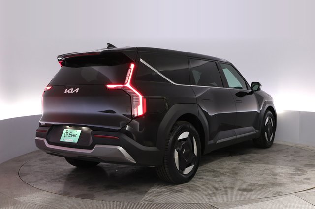 2024 Kia EV9 — photo 2 of 23