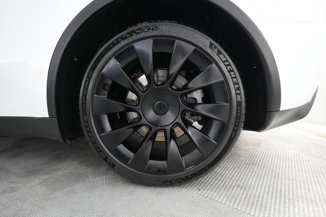 2023 Tesla Model Y — photo 7 of 23
