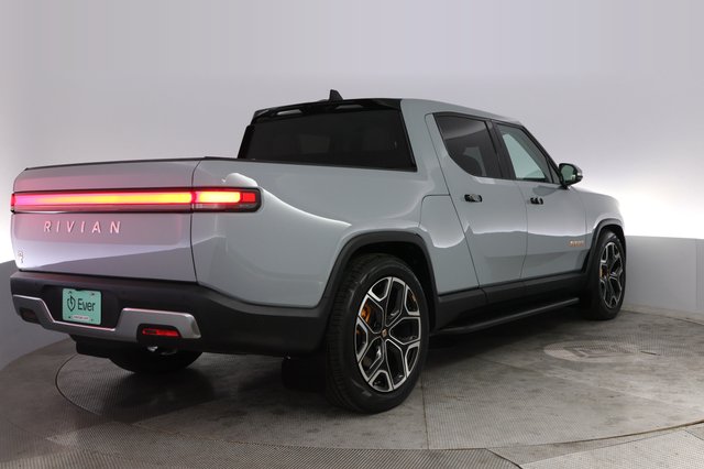 2022 Rivian R1T — photo 2 of 20