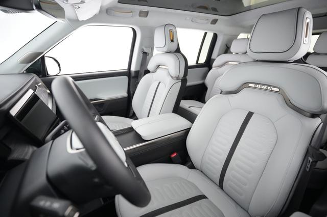 2023 Rivian R1S — photo 3 of 23