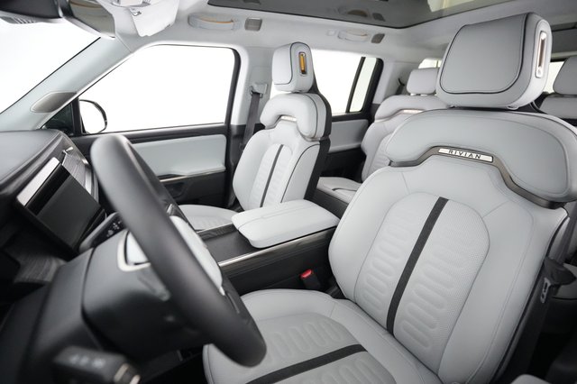 2023 Rivian R1S — photo 3 of 23