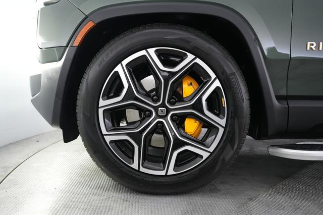 2023 Rivian R1S — photo 7 of 23