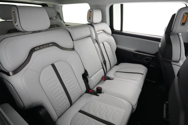 2023 Rivian R1S — photo 4 of 23