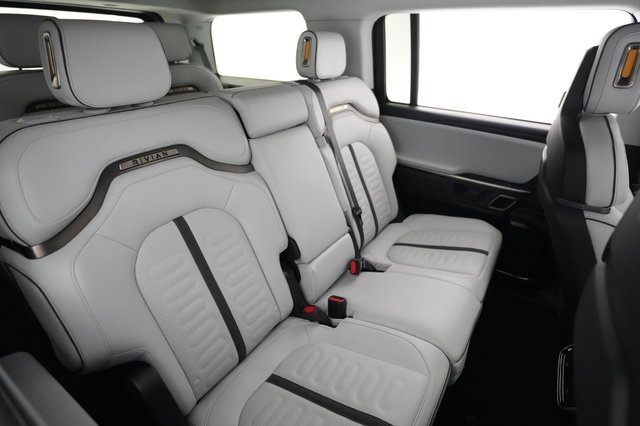 2023 Rivian R1S — photo 4 of 23
