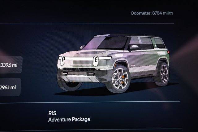2023 Rivian R1S — photo 5 of 23