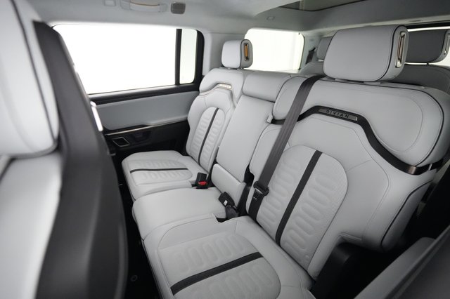 2023 Rivian R1S — photo 19 of 23