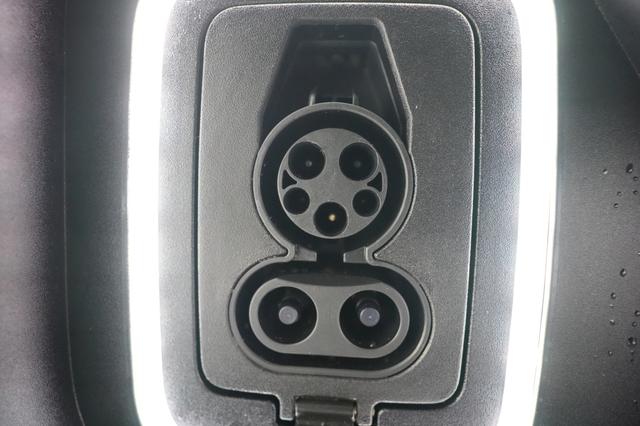 2023 Rivian R1S — photo 8 of 23